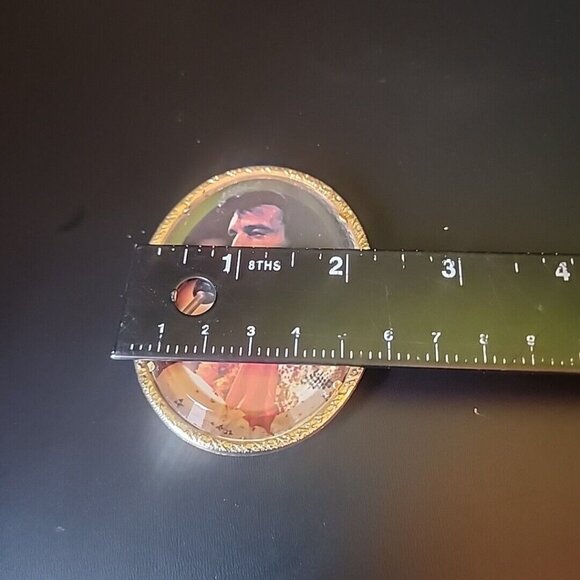 ELVIS PRESLEY ELVIS IN HIS JUMPSUITS BELT BUCKLE epoxy picture round main image 4